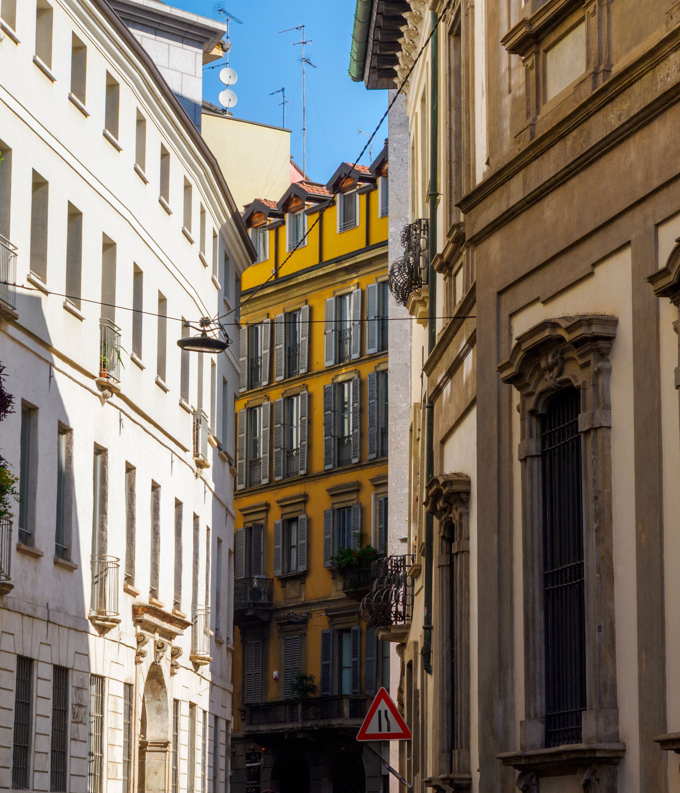 historic-buildings-along-via-lupetta-in-milan-ita-2025-06-06-01-35-11-utc